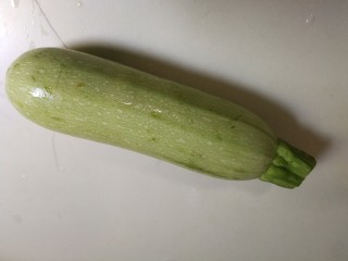 1、葱香西葫芦,西葫芦挑颜色嫩绿豆买比较嫩