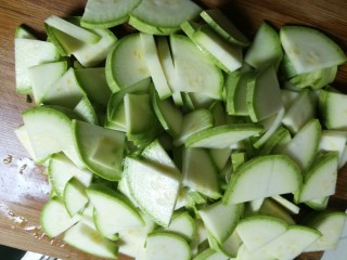 2、葱香西葫芦,洗净切成片