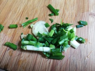 3、葱香西葫芦,葱切成葱花