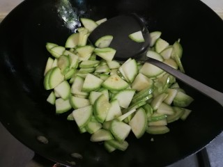5、葱香西葫芦,翻炒片刻