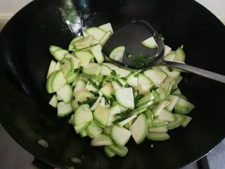 6、葱香西葫芦,放入葱花翻炒片刻