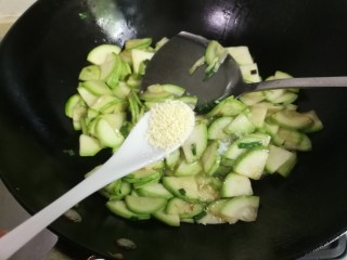 9、葱香西葫芦,放入少许鸡精翻炒均匀即可，牙齿不好的人喜欢吃软一点，可以放少许水，炒的时间长一点