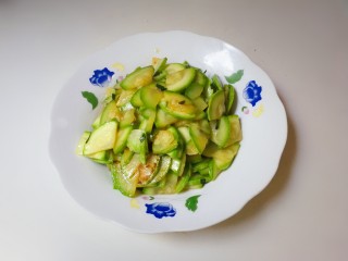 11、葱香西葫芦,脆脆嫩嫩的西葫芦非常鲜美