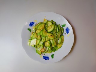10、葱香西葫芦,出锅盛盘