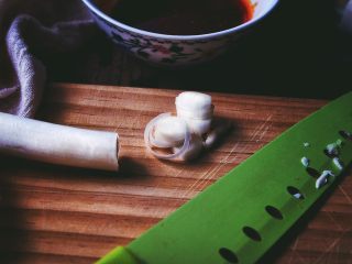 1、麻婆豆腐 十分钟无油健康版,将葱横着切几片