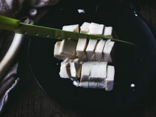 2、麻婆豆腐 十分钟无油健康版,再横着平均切几刀