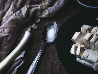 3、麻婆豆腐 十分钟无油健康版,小碗内加入盐