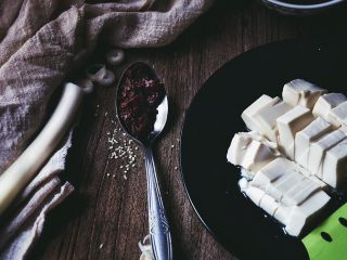 6、麻婆豆腐 十分钟无油健康版,加入郫县豆瓣酱