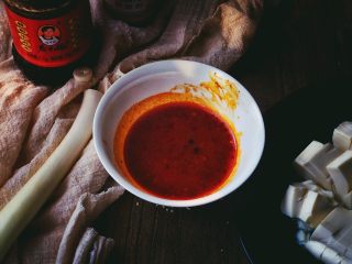 8、麻婆豆腐 十分钟无油健康版,加入小半碗水 混合均匀备用