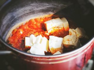 9、麻婆豆腐 十分钟无油健康版,在锅内加入酱汁和切好的豆腐，开小火