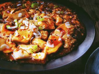 10、麻婆豆腐 十分钟无油健康版,出锅装盘后撒上切好的葱花