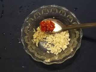 4、清炒木耳菜,蒜切末 姜切末 剁椒准备好