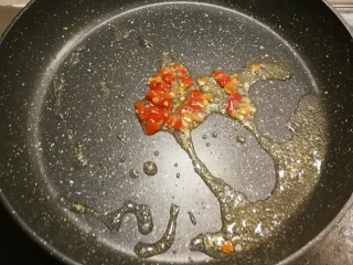 6、清炒木耳菜,起油锅  油热放入剁椒 炒香