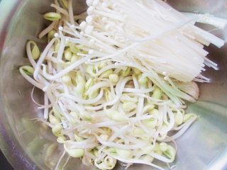 1、水煮肉片, 黄豆芽摘洗干净。,金针菇去根洗干净