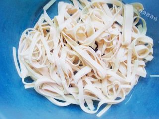 3、水煮肉片,千张洗干净切成丝待用