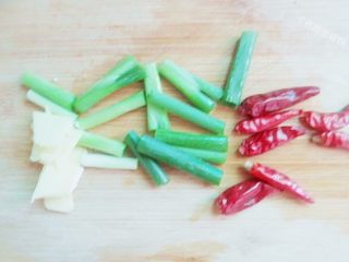 4、水煮肉片,葱段、姜片、干辣椒待用