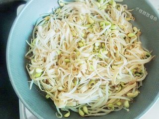 11、水煮肉片,把食材盛入另一个容器里备用。