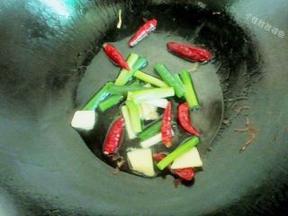 12、水煮肉片,锅中再加少许油爆香葱姜蒜干辣椒爆香。