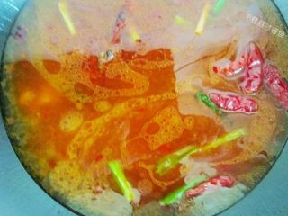 14、水煮肉片,加入适量的高汤或者清水,加少许糖、料酒、耗油、酱油