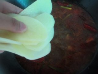 15、水煮肉片,煮开后放入土豆片