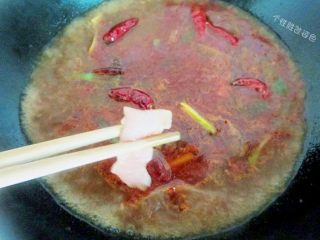 16、水煮肉片,在用筷子,把上浆的肉片一次放入锅里翻滚