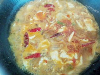 17、水煮肉片,稍煮2分钟,加盐,鸡精调味关火。