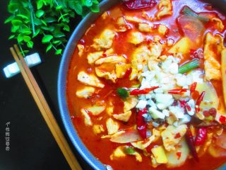 20、水煮肉片,锅烧热油,倒在刚刚摆上去的蒜末上即可。