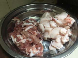 1、农家小炒肉 湘菜,将肉切片。肥瘦分开