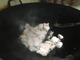 2、农家小炒肉 湘菜,锅内加少量油。先把肥肉部分入锅。进行翻炒。大火炒。