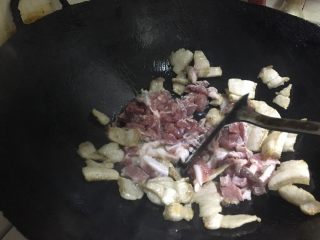 3、农家小炒肉 湘菜,肥肉翻炒成金黄色后，这时候把锅内肥肉榨出来的油。倒出来。加入瘦肉，开始翻炒。