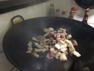 4、农家小炒肉 湘菜,加入酱油。开始上色。之后再加盐。进行调味