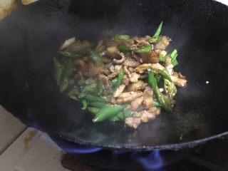 6、农家小炒肉 湘菜,辣椒炒熟后，把锅边的肉跟辣椒一起翻炒。需要不停的翻炒哦！让辣椒入味。肉不至于味道很重。辣椒跟肉烧熟后。这时候加入大蒜段。再次提味。