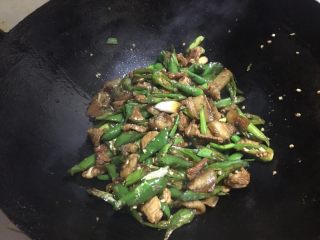 7、农家小炒肉 湘菜,出锅前。加入大蒜叶段。好美味