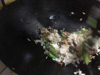 9、农家小炒肉 湘菜,最后一点小福利：盛菜的时候，留一点在锅内，加入煮好的米饭。翻炒开。这样炒出来的米饭，吃起来一点不油腻，给孩子老人吃，特别适合。