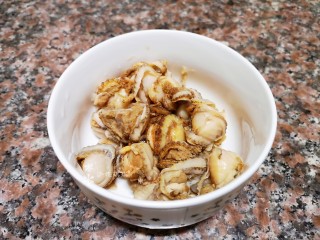 4、韭菜炒扇贝,扇贝肉清洗干净加入适量生抽、料酒和花椒油拌匀备用。