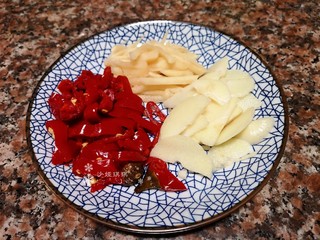 5、韭菜炒扇贝,将大蒜切片、泡椒切段、泡姜切丝备用。