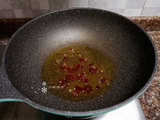 7、韭菜炒扇贝,放入适量豆瓣酱翻炒出香味。