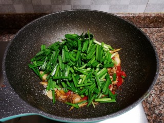 10、韭菜炒扇贝,放入韭菜翻炒均匀。