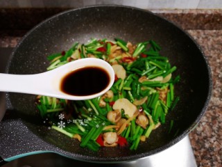 12、韭菜炒扇贝,倒入适量醋翻炒均匀。