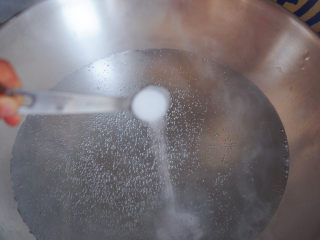 2、蒜蓉西兰花,水开后加二克盐，再滴几滴油