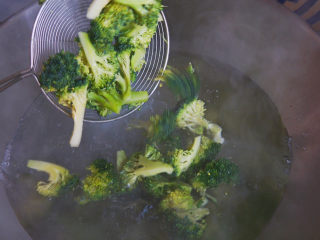 3、蒜蓉西兰花,西兰花入水焯烫一分钟