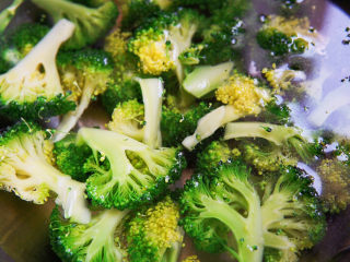 4、蒜蓉西兰花,捞出过冷水，再控干水分