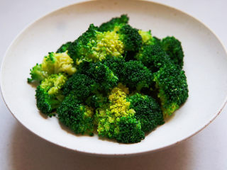 5、蒜蓉西兰花,将西兰花码放在盘子中