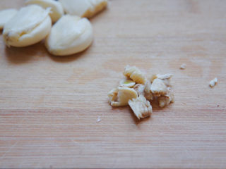 6、蒜蓉西兰花,大蒜用刀拍碎，去掉大蒜蒂部