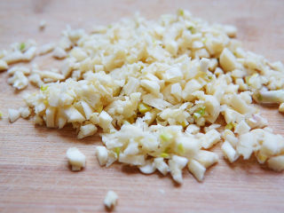 7、蒜蓉西兰花,改刀切成小碎丁