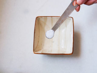 8、蒜蓉西兰花,小碗中加二克盐调味