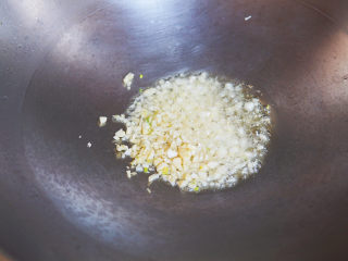 12、蒜蓉西兰花,热锅凉油，烧去生油味儿，大蒜碎炒香