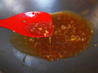 13、蒜蓉西兰花,加入碗汁，慢慢烧开，要不停的搅拌，以免淀粉融合不均匀，直到最后成为不断的流线型