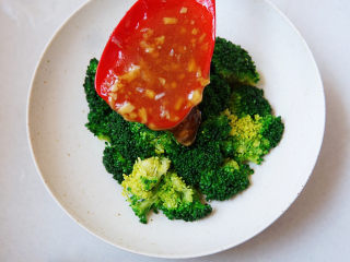 14、蒜蓉西兰花,将蒜蓉汁淋在西兰花上