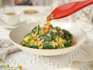 15、蒜蓉西兰花,水淀粉勾芡后的碗汁，味道刚好可以有效的挂在西兰花上，所以，西兰花不需要经过炒制过程，也能入味，清脆爽口，蚝油提鲜，蒜蓉清香，制作简单哦